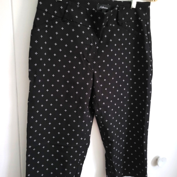 Black and white patterned capris that fit to the knee. Size 8 petites. - Picture 3 of 4